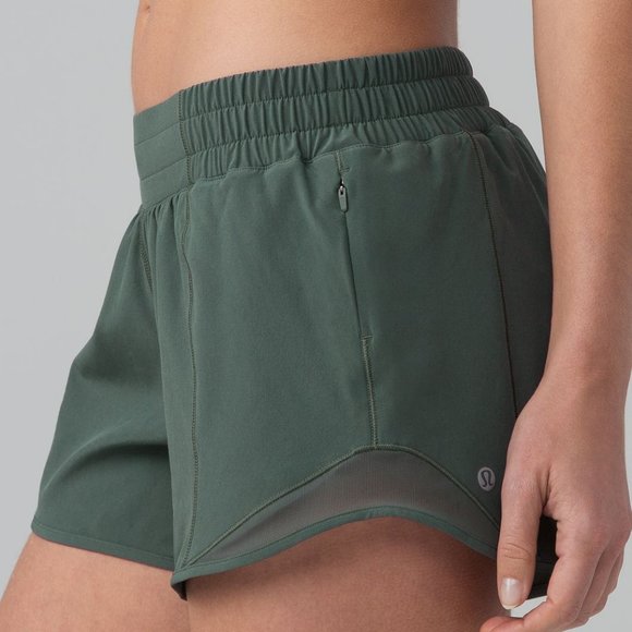 Lululemon Hotty Hot Short II 2.5" *NWOT* (Size 6)